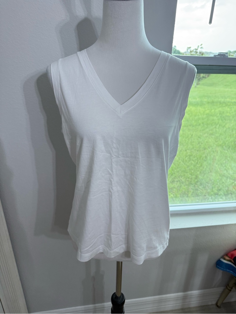 Banana Republic White V-Neck Sleeveless Tank